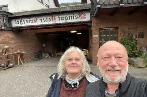 Anne og Axel fra AcourA Vin foran Weingut Peter Kriechel i Ahr