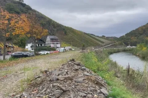 Ahr-dalen med Ahr-floden og stejle vinmarker i Tyskland