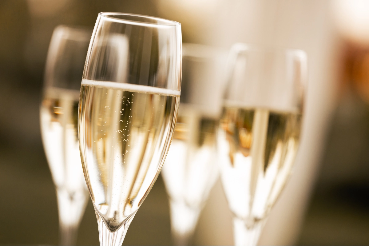 Glas med mousserende vin og fine bobler