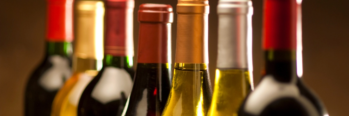 Blandede flasker med r&oslash;dvin og hvidvin til smagekasse hos AcourA Vin