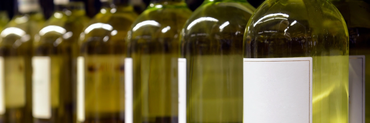 Flasker med hvidvin til smagekasse hos AcourA Vin