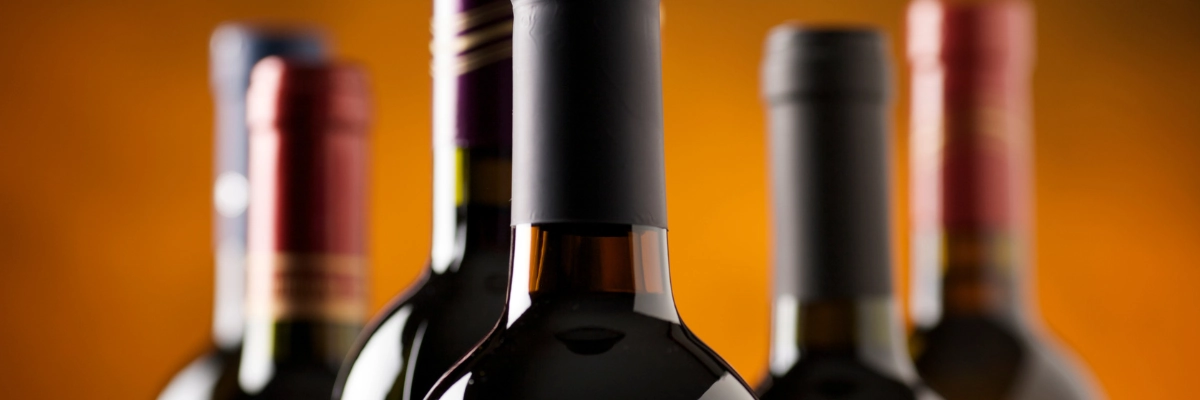 Flasker med r&oslash;dvin til smagekasse hos AcourA Vin