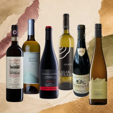 Seks flasker i AcourA Favoritter-smagekassen: Chianti Classico, Reserva Branco, Tempranillo, Albari�o, Vinsobres og Riesling Vulkangestein.
